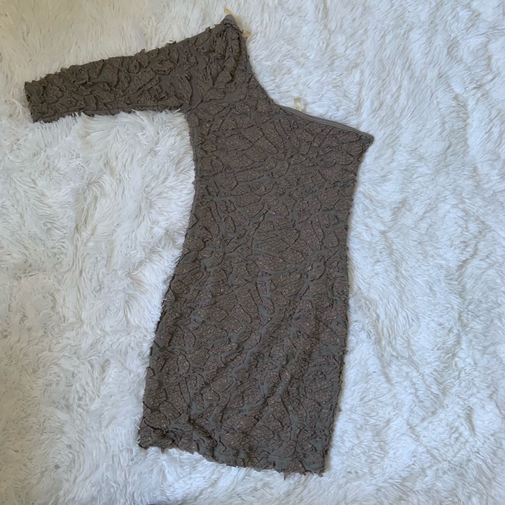 Long sleeve on right shoulder.